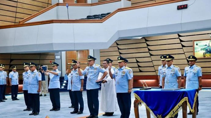 Enam pejabat TNI AU melakukan upacara serah terima jabatan di Auditorium I.G. Dewanto Mabesau, Cilangkap, Jakarta Timur, Selasa 12 Mei 2026. (ANTARA/Ho-Humas TNI AU)