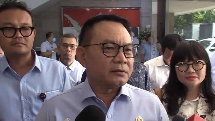 Kepala Staf Kepresidenan Jenderal TNI (Purn.) Dudung Abdurachman (tengah) dan Wamendiktisaintek Stella Christie (kanan) memberikan keterangan kepada wartawan usai audiensi di Gedung KSP, Jakarta, Rabu 13 Mei 2026. ANTARA/HO-Dokumentasi Pribadi.