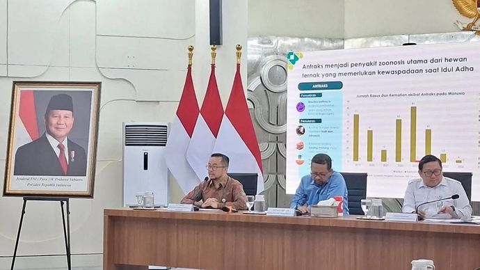 Pelaksana Tugas Direktur Jenderal Penanggulangan Penyakit Kementerian Kesehatan (Kemenkes) Andi Saguni (paling kiri) dalam konferensi pers bersama Bakom RI di Jakarta pada Rabu 13 Mei 2026. ANTARA/Lintang Budiyanti Prameswari.
