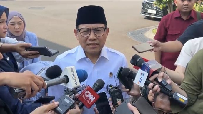 Targetkan 10 juta masyarakat naik kelas! Menko Muhaimin Iskandar menyampaikan laporan strategis kepada Presiden Prabowo mengenai pemberdayaan UMKM dan penciptaan lapangan kerja.
