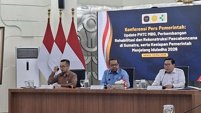 Kepala Bakom RI Muhammad Qodari (tengah) dan Dirjen Peternakan dan Kesehatan Hewan Kementan Agung Suganda (kanan) dalam konferensi pers di Kantor Bakom RI di Jakarta, Rabu 13 Mei 2026. ANTARA/Lintang Budiyanti Prameswari