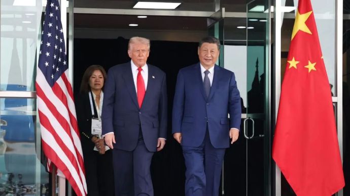 Arsip - Presiden China Xi Jinping (kanan) bertemu Presiden Amerika Serikat Donald Trump di Busan, Korea Selatan 30 Oktober 2025.(ANTARA/HO-Xinhua/Huang Jingwen)