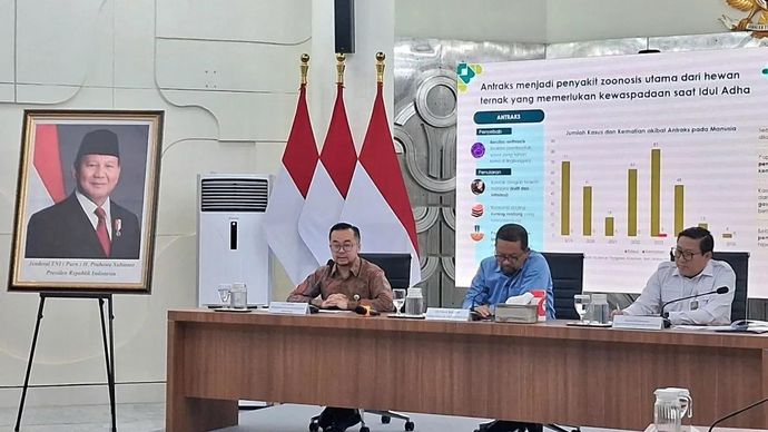 Pelaksana Tugas Direktur Jenderal Penanggulangan Penyakit Kemenkes Andi Saguni (paling kiri) dalam konferensi pers bersama Badan Komunikasi Pemerintah (Bakom) RI di Jakarta pada Rabu 13 Mei 2026. ANTARA/Lintang Budiyanti Prameswari