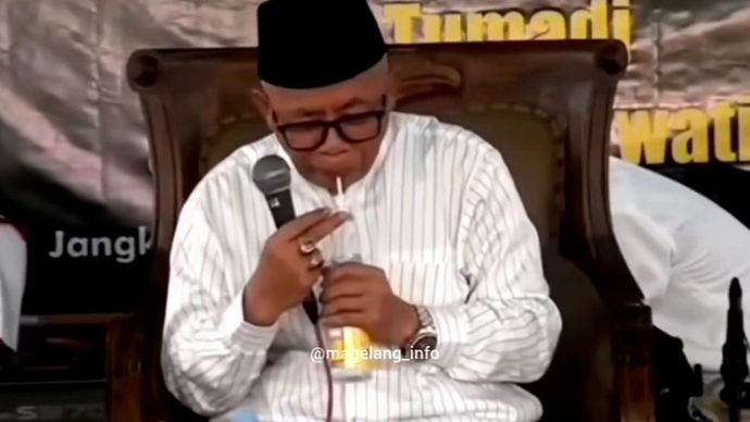 Kiai di Jateng marah gara-gara saat minum diberi sound effect air mengalir. 