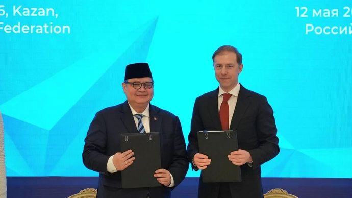 Menteri Koordinator Bidang Perekonomian Airlangga Hartarto (kiri) dan Deputi Pertama Perdana Menteri Rusia Denis Manturov dalam Sidang Komisi Bersama (SKB) ke-14 Indonesia&ndash;Rusia Bidang Kerja Sama Perdagangan, Ekonomi dan Teknik pada Selasa 12 Mei 2026. di Kazan, Rusia. (ANTARA/HO-Kemenko Perekonomian)