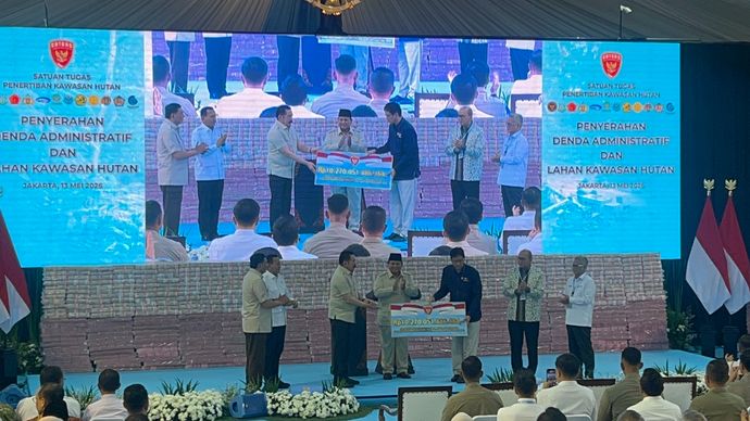 Presiden Republik Indonesia Prabowk Subianto menghadiri agenda Penyerahan Denda Administratif dan Penyelamatan Keuangan Negara serta Penguasaan Kembali Kawasan Hutan Tahap VII oleh Satgas PKH yang digelar di Kompleks Kejaksaan Agung RI