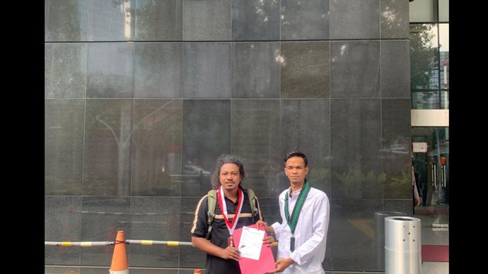 Perwakilan Gerakan Mahasiswa Nasional Indonesia DKI Jakarta bersama Himpunan Mahasiswa Islam Jakarta saat mendatangi Gedung Merah Putih KPK. 