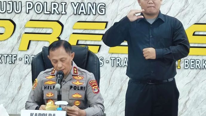 Kapolda Lampung Irjen Pol Helfi Assegaf saat memberikan keterangan di Mapolda Lampung. Jumat 16 Mei 2026. (ANTARA/Dian Hadiyatna)
