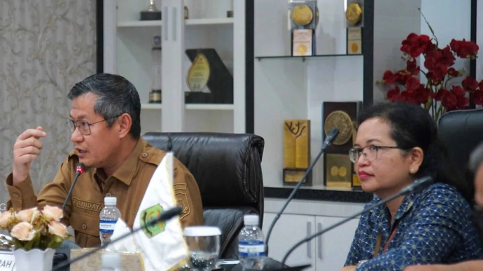 Sekda Kota Tanjungpinang Zulhidayat bersama Kepala BPJS Kesehatan Cabang Tanjungpinang Nara Grace dalam rapat Forum Komunikasi BPJS Kesehatan di kantor wali kota setempat, Selasa 12 Mei 2026. ANTARA/HO-Diskominfo Tanjungpinang