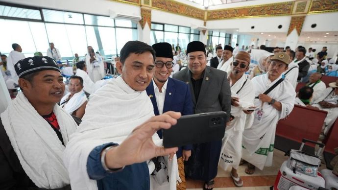 Anggota Komisi VI DPR RI Dapil Jember-Lumajang, Kawendra Lukistian atau yang akrab disapa Mas Kawe bersama Wakil Menteri Haji dan Umrah Dahnil Anzar Simanjuntak melepas keberangkatan jamaah haji asal Jember, Jawa Timur, dari Bandara Juanda Surabaya pada Jumat (15/5/26). (Foto: Dok/Istimewa) 