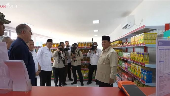 Presiden RI Prabowo Subianto meninjau gerai Koperasi Desa Merah Putih (KDMP) di Desa Nganjuk