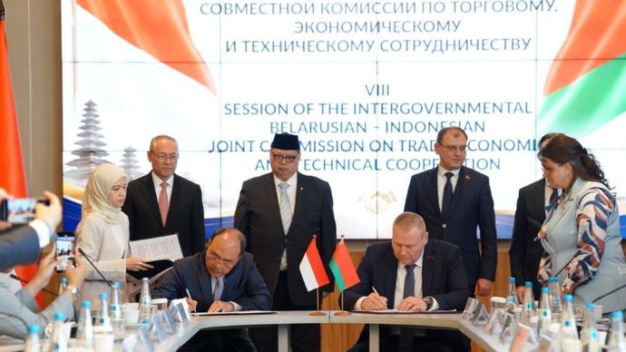 Agreed Minutes SKB ke-8 Indonesia&ndash;Belarus ditandatangani Menteri Koordinator Bidang Perekonomian (Menko Perekonomian) RI Airlangga Hartarto dan Deputi Perdana Menteri Republik Belarus Viktor Karankevich. (Foto: Dok/Istimewa) 