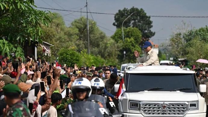 Presiden Prabowo Subianto (kanan) menyapa masyarakat dari atap mobil kepresidenan Maung Garuda saat tiba di lokasi acara peluncuran 1.061 gerai Koperasi Desa/Kelurahan Merah Putih (KDKMP) di Kabupaten Nganjuk, Jawa Timur, Sabtu 16 Mei 2026. ANTARA/HO-BPMI Sekretariat Presiden/pri.