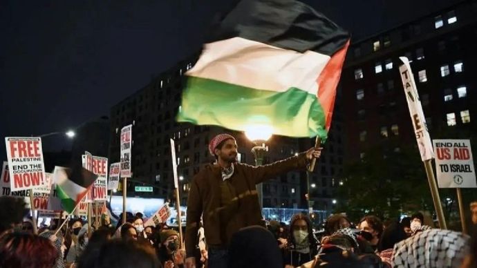 Arsip - Seorang pria mengibarkan bendera Palestina dalam aksi unjuk rasa pro-Palestina yang digelar di luar Universitas Columbia di New York, Amerika Serikat 23 April 2024. (ANTARA FOTO/Xinhua/Li Rui/Spt.)