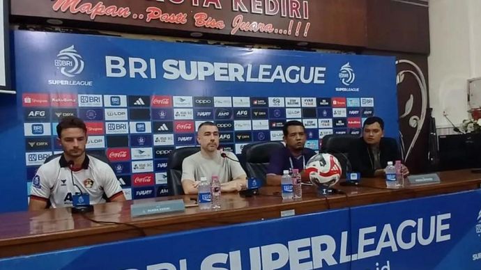 Pelatih Persik Kediri Marcos Reina Torres memberikan pernyataan usai kalah melawan Persija Jakarta dengan skor 1-3 dalam Super League 2025/2026 di Stadion Brawijaya Kota Kediri, Jawa Timur, Sabtu 16 Mei 2026 petang. ANTARA/ Asmaul