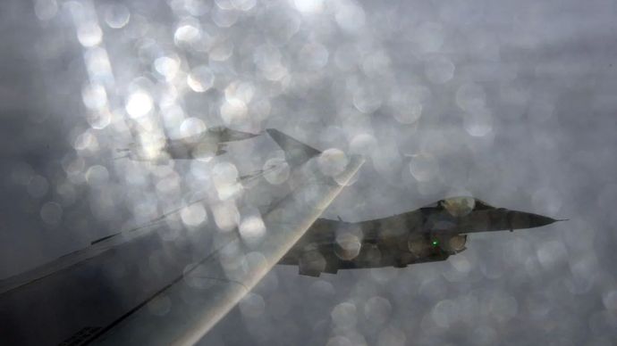 Ilustrasi - Jet tempur Angkatan Udara Inggris Typhoon Eurofighter mendemonstrasikan pencegatan pesawat angkatan udara Belgia saat mereka terbang di atas Inggris, Selasa 14 Januari 2020, sebagai bagian dari latihan NATO untuk menghalangi pesawat Rusia masuk ke ruang udara aliansi. Foto diambil tanggal 14 Januari 2020. (REUTERS/JOHANNA GERON)