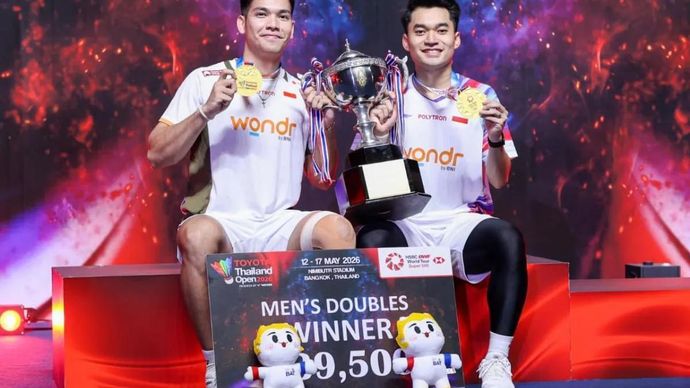 Ganda putra Indonesia Leo Rolly Carnando/Daniel Marthin berpose setelah menjuarai BWF World Tour Super 500 Thailand Open 2026 di Nimibutr Stadium, Bangkok, Minggu 17 Mei 2026. Mereka di final menang atas unggulan pertama asal India, Satwiksairaj Rankireddy/Chirag Shetty, dengan skor 21-12, 25-23. ANTARA/HO-PBSI