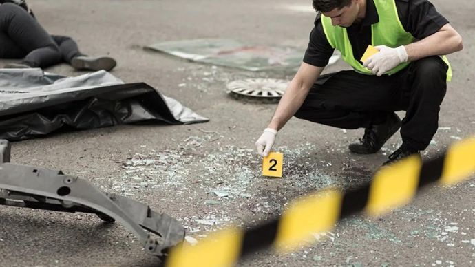 ILUSTRASI: Petugas polisi sedang menginvestigasi di area kecelakaan lalu lintas. ANTARA/Shutterstock/am.