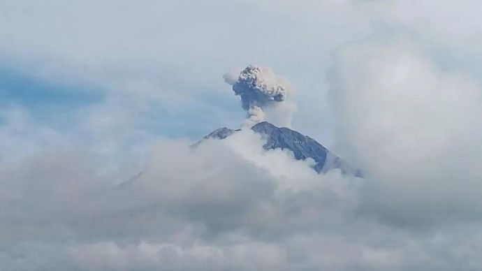 Gunung Semeru erupsi dengan tinggi letusan 700 meter di atas puncak, Jawa Timur, Minggu 17 Mei 2026 pagi. ANTARA/HO-PVMBG/aa.