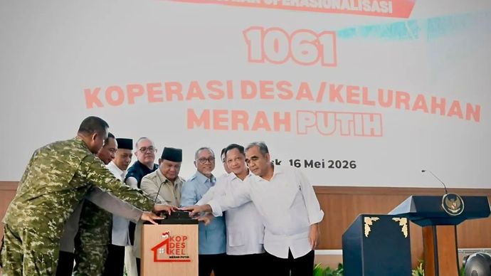 Presiden Prabowo Subianto dan Menteri Koperasi Ferry Juliantono saat peresmian operasional secara simbolis 1.061 KDKMP di Desa Nglawak, Kecamatan Kertosono, Kabupaten Nganjuk, Jawa Timur, Sabtu 16 Mei 2026. ANTARA/HO-Kementerian Koperasi