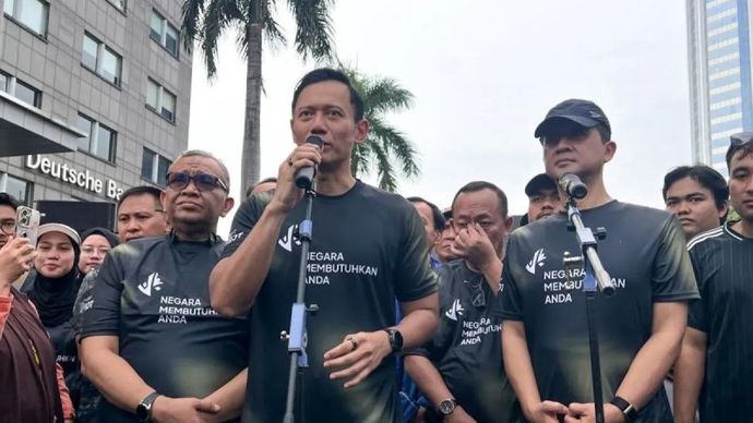 Menteri Koordinator Bidang Infrastruktur dan Pembangunan Kewilayahan Agus Harimurti Yudhoyono (tengah) didampingi Menteri Transmigrasi Muhammad Iftitah Sulaiman Suryanagara (kanan), Wakil Menteri Ketenagakerjaan (Wamenaker) Afriansyah Noor (kiri) memberi keterangan kepada awak media dalam kegiatan Patriot Move 2026 yang dirangkaikan dengan lari bersama peserta Ekspedisi Patriot pada momentum Car Free Day di Bundaran HI Jakarta, Minggu 17 Mei 2026. ANTARA/Harianto