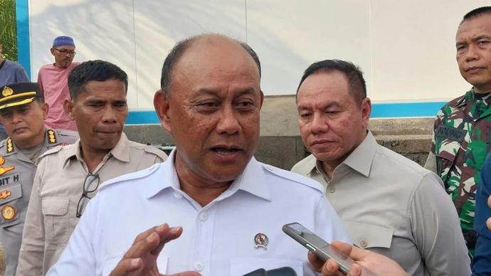 Kepala Badan Gizi Nasional (BGN) Dadan Hindayana dikonfirmasi wartawan usai meluncurkan Satuan Pelayanan Pemenuhan Gizi (SPPG) modular yang di bangun PT Krakatau Stell di Desa Genggelang, Kecamatan Gangga Kabupaten Lombok Utara, Nusa Tenggara Barat (NTB) Selasa 12 Mei 2026.ANTARA/Nur Imansyah.