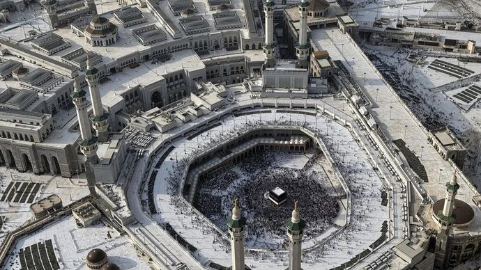 Jumlah jamaah calon haji Indonesia. Jamaah calon haji dari berbagai negara melakukan tawaf di Masjidil Haram, Makkah, Arab Saudi, Selasa 12 Mei 2026. Berdasarkan data Kementerian Haji dan Umrah RI hingga hari ke-22 operasional penyelenggaraan haji jumlah jamaah calon haji Indonesia yang telah berangkat ke Arab Saudi tercatat sebanyak 138.879 orang yang terbagi dalam 359 kloter. ANTARA FOTO/Citro Atmoko/foc.