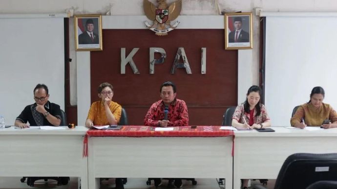 (Ki-ka) Anggota Komisi Perlindungan Anak Indonesia (KPAI) Kawiyan, Anggota KPAI Dian Sasmita, Ketua KPAI Aris Adi Leksono, Ketua Indonesia Diaspora Network Nathalia Wijaya saat konferensi pers di Jakarta, Senin 18 Mei 2026. ANTARA/HO-KPAI.