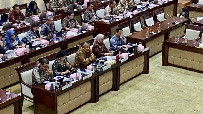 Gubernur BI Perry Warjiyo (depan, tengah) memberi penjelasan dalam rapat kerja bersama Komisi XI DPR RI di Kompleks Parlemen, Jakarta, Senin 18 Mei 2026. ANTARA/Rizka Khaerunnisa