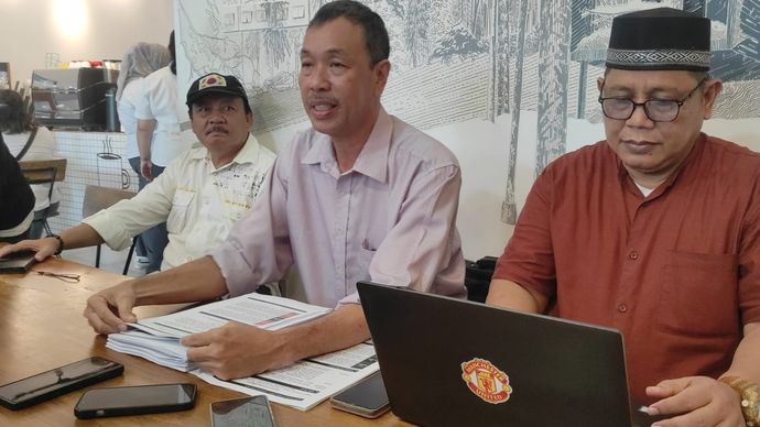 Adik dari almarhumah Henny Kondoy, Steven Kondoy (tengah). 