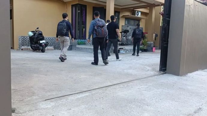 Petugas KPK saat melakukan penggeledahan rumah pengusaha di Desa Bangunsari, Kabupaten Pacitan, Jawa Timur, Senin, 18 Mei 2026.
