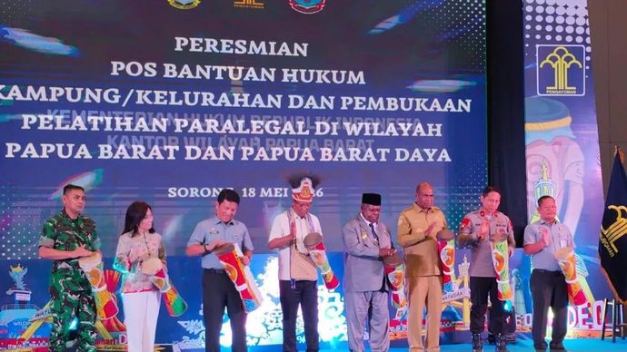 Menteri Hukum RI Supratman Andi Agtas (keempat kiri) didampingi Gubernur Papua Barat Daya Elisa Kambu dan Wakil Gubernur Papua Barat Mohamad Lakotani bersama para wali kota dan bupati meresmikan posbankum di Kota Sorong, Senin 18 Mei 2026. ANTARA/Yuvensius Lasa Banafanu