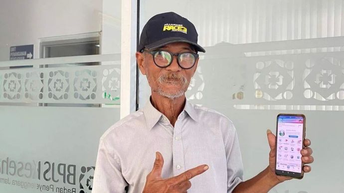 Dian Patriawan, seorang peserta JKN segmen Penerima Pensiun Swasta asal Kecamatan Kalipuro, Kabupaten Banyuwangi menunjukkan aplikasi Mobile JKN. ANTARA/HO-BPJS Kesehatan