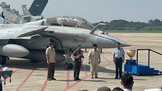 Presiden Prabowo Subianto menghadiri agenda penyerahan sejumlah alutsista strategis kepada TNI dalam sebuah seremoni yang digelar di Base Ops Lanud Halim Perdana Kusuma