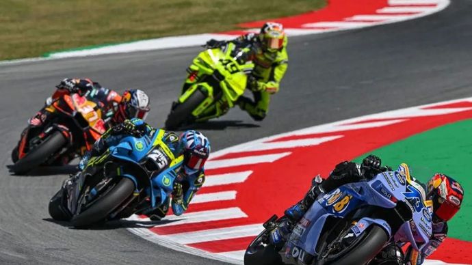 Pembalap BK8 Gresini Racing MotoGP, Alex Marquez (depan), memenangi MotoGP Catalunya 2026 setelah mengungguli pembalap Red Bull KTM Factory Racing, Pedro Acosta dalam duel ketat di Sirkuit Barcelona-Catalunya, Sabtu 16 Mei 2026 motogp/pri.