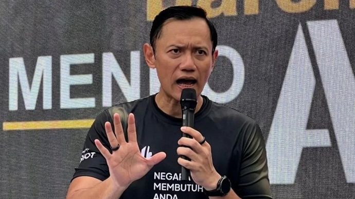 Menteri Koordinator Bidang Infrastruktur dan Pembangunan Kewilayahan Agus Harimurti Yudhoyono (AHY) berbicara dalam kegiatan Patriot Move 2026 yang digelar Kementerian Transmigrasi (Kementrans) dan dirangkaikan dengan lari bersama peserta Ekspedisi Patriot pada momentum Car Free Day di Bundaran HI, Jakarta, Minggu 17 Mei 2026. ANTARA/Harianto