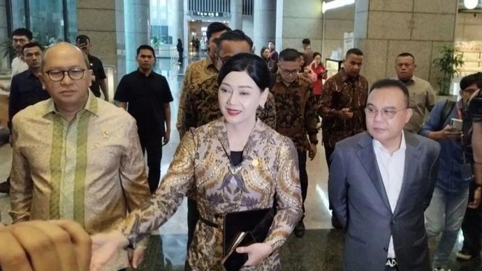Wakil Ketua DPR RI Sufmi Dasco Ahmad bersaama Ketua Dewan Komisioner OJK Frederica Widyasari Dewi, dan CEO Badan Pengelola Investasi Daya Anagata Nusantara (Danantara) sekaligus Menteri Investasi dan Hilirisasi Rosan Roeslani saat menyambangi Gedung IHSG di Jakarta, Selasa 19 Mei 2026. ANTARA/Bagus Ahmad Rizaldi)