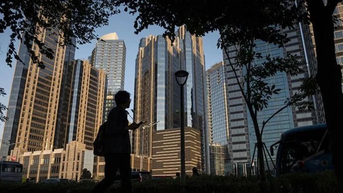 Ilustrasi - Warga berjalan dengan latar belakang gedung perkantoran di kawasan SCBD, Jakarta Selatan. ANTARA FOTO/Dhemas Reviyanto.
