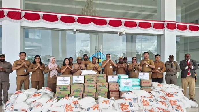 Kasubdit Kewaspadaan Dini dan Kerja Sama Intelijen Direktorat Jenderal Politik dan Pemerintahan Umum (Ditjen Polpum) Kemendagri RI Theophilus Lukas Ayomi menyerahkan bantuan yang diterima oleh Asisten III Bidang Administrasi Umum Setda Kabupaten Jayawijaya, Lekius Yikwa di kantor Bupati Jayawijaya. ANTARA/HO-Humas Pemkab Jayawijaya.