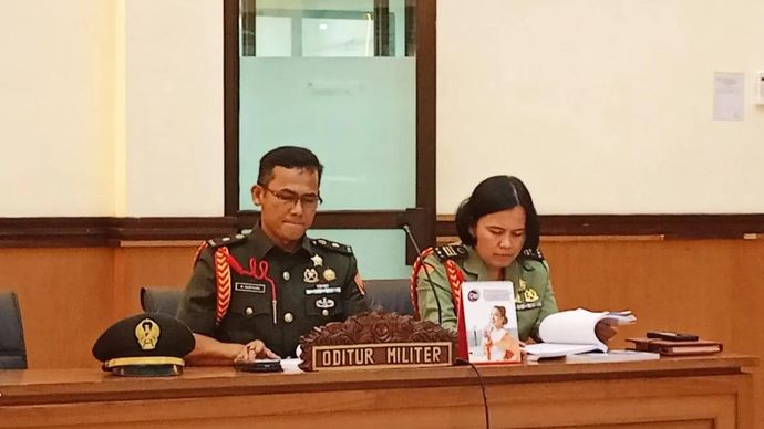Oditur Militer dari Oditurat Militer II-07 Jakarta Mayor Chk Wasinton Marpaung (kiri) dalam sidang pembacaan tuntutan terdakwa kasus dugaan penculikan dan pembunuhan terhadap seorang kepala cabang (kacab) bank berinisial MIP (37) di Pengadilan Militer II-08 Jakarta, Senin 18 Mei 2026. ANTARA/Siti Nurhaliza