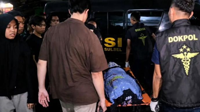 Polisi mengevakuasi jenazah mahasiswi Unhas. 