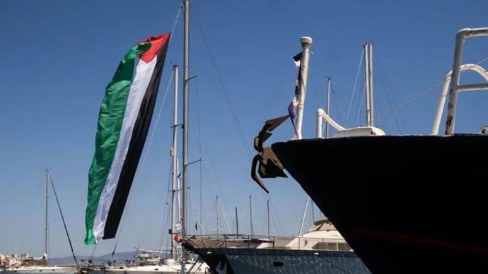 Para aktivis menyiapkan bendera Palestina berukuran besar di atas sebuah perahu saat peserta Global Sumud Flotilla bersiap berlayar menuju Gaza di Syros, Yunani, pada Selasa (28/4/2026). (ANTARA/Anadolu/Tamara Davison/pri)