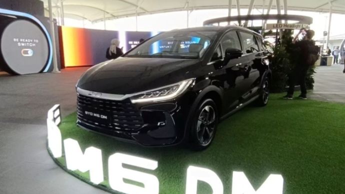 BYD Indonesia mengungkapkan harga PHEV dari BYD M6 DM yang dibanderol mulai dari Rp298 juta. (Foto: Adiantoro/NTV)  