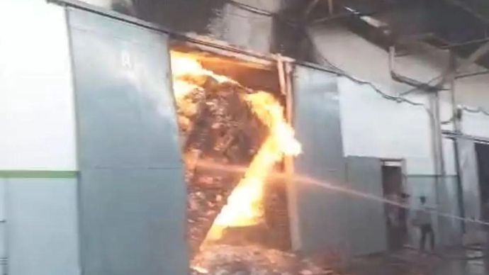 Kebakaran yang melanda gudang plastik di Jalan Peternakan Raya, Gang Semut, Kapuk, Cengkareng, Jakarta Barat, Senin 18 Mei 2026. ANTARA/Risky Syukur.