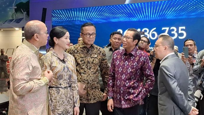 (kiri-kanan) CEO Danantara Indonesia Rosan Roeslani, Ketua Dewan Komisioner Otoritas Jasa Keuangan (OJK) Friderica Widyasari Dewi, COO Danantara Dony Oskaria, Direktur Penilaian Perusahaan BEI I Gede Nyoman Yetna, dan Wakil Ketua DPR RI Sufmi Dasco A