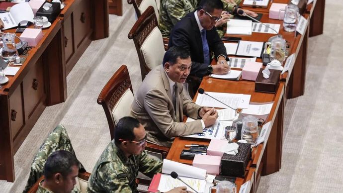Menteri Pertahanan Sjafrie Sjamsoeddin (kedua kanan) bersama Wakil Menteri Pertahanan Donny Ermawan (kanan), Panglima TNI Jenderal TNI Agus Subianto (kedua kiri) dan Kepala Staf Angkatan Darat (KSAD) Jenderal TNI Maruli Simanjuntak (kiri) menyampaikan paparan saat rapat kerja dengan Komisi I DPR di Kompleks Parlemen, Senayan, Jakarta, Selasa 19 Mei 2026. Rapat tersebut membahas perkembangan dinamika geopolitik global dan pasukan perdamaian di Timur Tengah. ANTARA FOTO/Asprilla Dwi Adha/hma (ANTARA FOTO/ASPRILLA DWI ADHA)