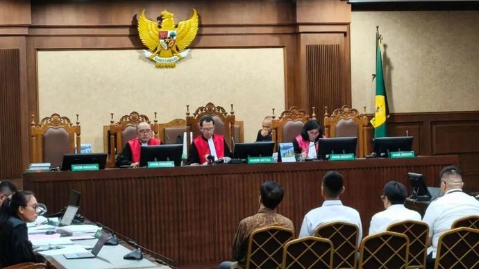 Empat terdakwa kasus dugaan korupsi pembiayaan ekspor nasional pada LPEI, Handoko Limaho, Ryan Wahyudi, Dwi Wahyudi, serta Liu Raymond, dalam sidang pembacaan surat dakwaan di Pengadilan Tipikor pada PN Jakpus, Senin 18 Mei 2026. ANTARA/Agatha Olivia Victoria