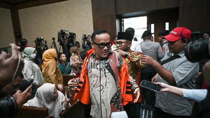 Terdakwa kasus dugaan pemerasan dalam pengurusan sertifikat K3 di Kementerian Ketenagakerjaan Immanuel Ebenezer (tengah) tiba untuk menjalani sidang pembacaan tuntutan di Pengadilan Tipikor, Jakarta, Senin 18 Mei 2026. Jaksa Penuntut Umum menuntut Immanuel Ebenezer dengan hukuman penjara selama lima tahun serta denda Rp250 juta subsider 90 hari pidana kurungan, sedangkan terdakwa lainnya yaitu Temurila, Miki Mahfud, Fahrurozi, Hery Sutanto, Subhan, Gerry Aditya Herwanto, Irvian Bobby Mahendro, Sekarsari Kartika, Anitasari Kusumawati, dan Supriadi dituntut dengan tiga tahun hingga tujuh tahun pidana penjara. ANTARA FOTO/Fauzan/nz