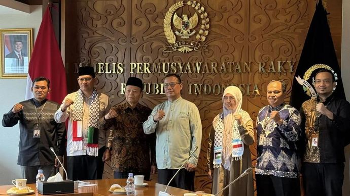 Wakil Ketua MPR RI Hidayat Nur Wahid bersama Pengarang GPCI Irvan Nugraha dan Ahmad Juwaini di kompleks parlemen, Jakarta, Selasa 19 Mei 2026. ANTARA/Bagus Ahmad Rizaldi