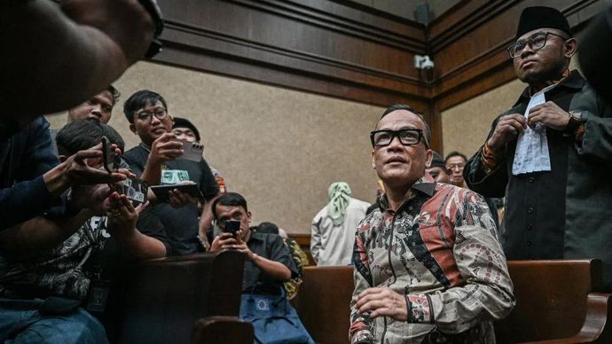 Terdakwa kasus dugaan pemerasan dalam pengurusan sertifikat K3 di Kementerian Ketenagakerjaan Immanuel Ebenezer (kedua kanan) bersiap menjalani sidang pembacaan tuntutan di Pengadilan Tipikor, Jakarta, Senin 18 Mei 2026. Jaksa Penuntut Umum menuntut Immanuel Ebenezer dengan hukuman penjara selama lima tahun serta denda Rp250 juta subsider 90 hari pidana kurungan, sedangkan terdakwa lainnya yaitu Temurila, Miki Mahfud, Fahrurozi, Hery Sutanto, Subhan, Gerry Aditya Herwanto, Irvian Bobby Mahendro, Sekarsari Kartika, Anitasari Kusumawati, dan Supriadi dituntut dengan tiga tahun hingga tujuh tahun pidana penjara. ANTARA FOTO/Fauzan/nz